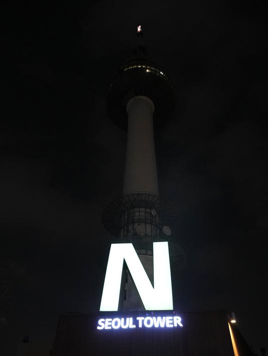 Lampu dimatikan di N Seoul Tower selama Earth Hour di Seoul, Korea Selatan, Sabtu, 25 Maret 2023. Earth Hour diperingati di seluruh dunia, dengan jutaan orang diharapkan mematikan lampu untuk meningkatkan kesadaran tentang perubahan iklim. (AP Photo/Ahn Young-joon)