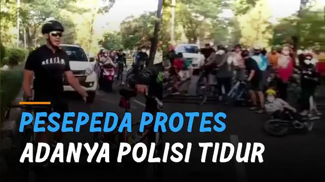Rombongan pesepeda protes adanya polisi tidur yang tinggi di Pulomas, Jakarta Timur.