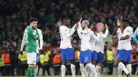 Pemain Timnas Prancis merayakan kemenangan pada laga kontra Irlandia di Grup B Kualifikasi Euro 2024 yang digelar di Aviva Stadium, Dublin, Selasa (28/3/2023) dini hari WIB. Prancis menang 1-0 dalam laga ini. (AP Photo/Peter Morrison)