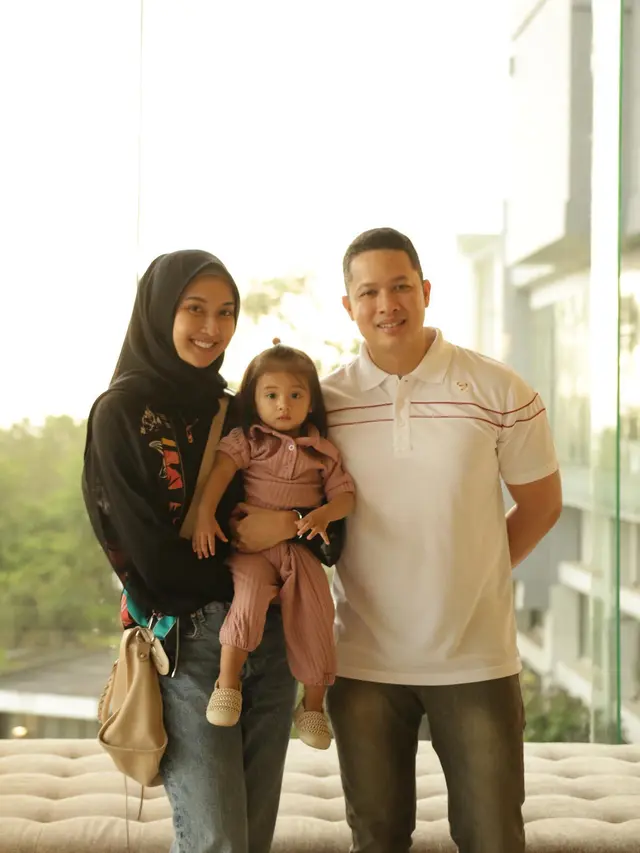Tampil Berhijab, Ini 7 Potret Terbaru Kevin Liliana Bersama Buah Hati
