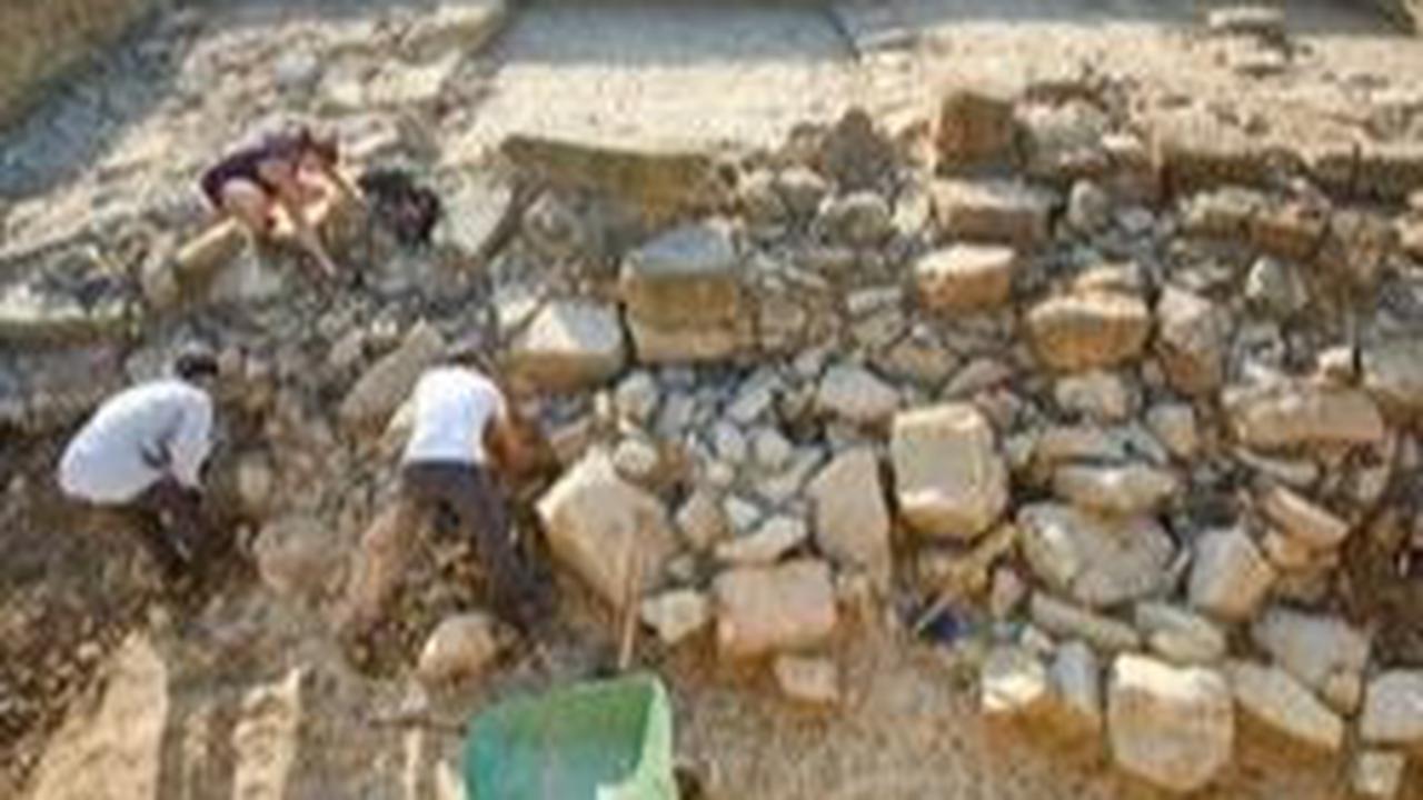 Tembok-tembok ini mengelilingi koridor sepanjang 3,9 meter yang berfungsi sebagai awal dari salah satu jalan utama kota.