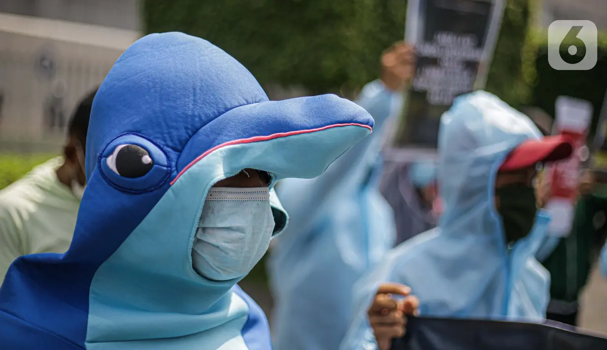Massa Indonesia Anti Nuklir Fukushima menggelar aksi di depan Kedutaan Besar Jepang, Jakarta, Selasa (8/6/2021). Aksi yang sekaligus memperingati Hari Laut Sedunia ini menolak pembuangan limbah nuklir Fukushima di lautan yang akan dilakukan oleh pemerintah Jepang. (Liputan6.com/Faizal Fanani)