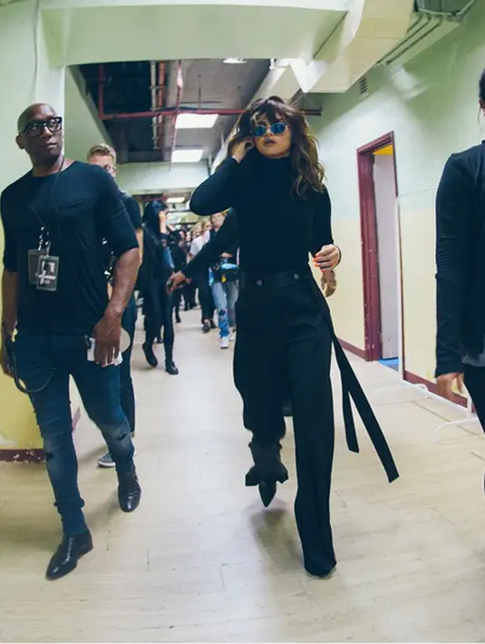 Seperti diketahui, penyanyi kelahiran Grand Prairie, Amerika 24 tahun silam itu berniat fakum sebelum konser Revival Tour selesai. Beberapa konser harus dibatalkan terkait dengan penyembuhan penyakitnya. (Instagram/selenagomez)