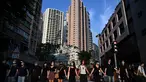 Para siswa, alumni dan guru membentuk rantai manusia di area Mid-Levels, Hong Kong, Senin (9/9/2019). Aksi dilakukan para siswa yang masih berseragam sekolah sambil memakai masker sebagai bentuk dukungan terhadap demonstran anti pemerintah setelah bentrokan pada akhir pekan. (Anthony WALLACE/AFP)