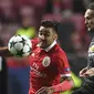 Gelandang Manchester United, Daley Blind, berebut bola dengan gelandang Benfica, Eduardo Salvio, pada laga Liga Champions di Stadion Luz, Kamis (19/10/2017). Manchester United menang 1-0 atas Benfica. (AFP/Fransisco Leong)