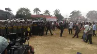 Ratusan Orang Serang KPU Pekanbaru, Polisi Tembak Gas Air Mata