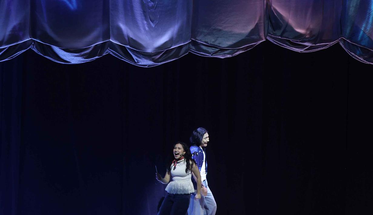 Perahu Kertas merangkum perjalanan Kugy dan Keenan, dua karakter yang sama-sama lahir dengan darah seni dan harus menghadapi pergulatan dalam meraih mimpi mereka. Kugy, perempuan pengkhayal penuh mimpi, menulis dunia kecilnya lewat dongeng dan kata-kata. Sementara Keenan, lelaki yang cerdas dan artistik, mengungkapkan imajinasinya melalui kanvas dan warna. Tampak dalam foto, pelakon saat menampilkan drama musikal bertajuk Musikal Perahu Kertas di Ciputra Artpreneur, Jakarta, pada Jumat 30 Januari 2026. (Kapanlagi.com/Budy Santoso)