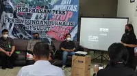 Aliansi Jurnalis Independen (AJI) Manado menggelar diskusi publik dan mengingatkan akan pentingnya perlindungan terhadap jurnalis.