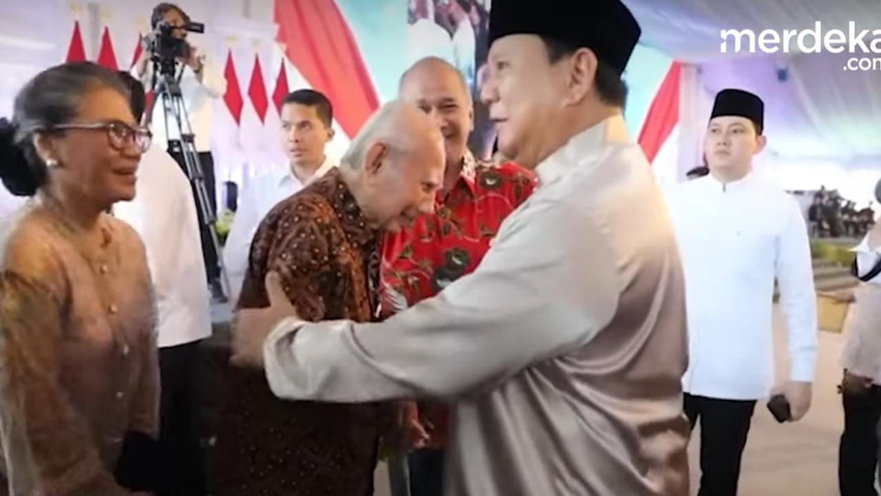VIDEO: Adab Hormat Prabowo, Langkah Langsung Terhenti Hampiri Emil Salim Datang Berlebaran di Istana