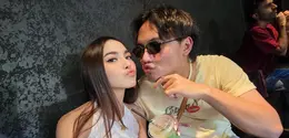 Intip gaya busana Mahalini Raharja dengan tas Chanel yang langka saat mudik ke Bali (@rizkyfbian)