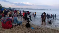 Ribuan pengunjung nampak menyemut berkumpul di bibir pantai Santolo, saat lebaran Idul Fitri beberapa waktu lalu. (Liputan6.com/Jayadi Supriadin)