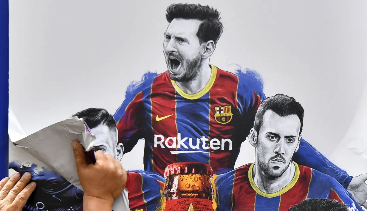 Pekerja melepas poster yang menampilkan pemain depan Argentina, Lionel Messi di pintu masuk Stadion Camp Nou, Barcelona pada Selasa, 10 Agustus 2021. Lionel Messi resmi meninggalkan Barcelona akibat masalah finansial klub dan peraturan dari Liga Spanyol. (AFP/Pau Barrena)