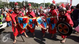Sejumlah peserta mengenakan kostum saat mengikuti aksi Parade Bhineka Tunggal Ika di kawasan Patung Kuda, Jalan MH Thamrin, Jakarta Pusat, Sabtu (19/11). Parade tersebut menampilkan beragam budaya, suku, ras serta agam. (Liputan6.com/Gempur M. Surya)