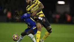 Bek Chelsea, Trevoh Chalobah mengontrol bola dari kawalan pemain Watford, Joshua King pada pertandingan lanjutan Liga Inggris di  Vicarage Road, Watford, Inggris (2/12/2021). Chelsea menang tipis atas Watford 2-1. (Mike Egerton/PA via AP)