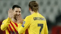 Striker Barcelona, Lionel Messi, melakukan selebrasi bersama Antoine Griezmann usai mencetak gol ke gawang Paris Saint-Germain pada laga Liga Champions di Stadion Parc des Princes, Kamis (11/3/2021). Kedua tim bermain imbang 1-1. (AP/Christophe Ena)