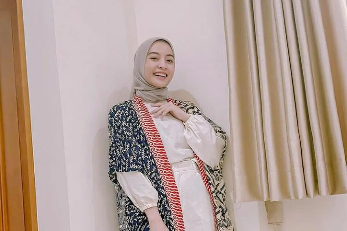6 Gaya Berhijab dengan Celana Gombrang ala Ratrisha Anadya
