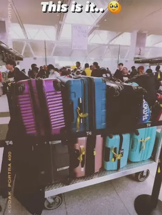 Potret tujuh koper besar Tasya yang harus di bawa kembali ke Tanah Air. Dengan rincian, lima koper besar dengan berat satunya 32 kg. Sedangkan yang dua koper lagi beratnya satu 23 kg. [Instagram/tasyakamila]