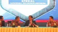 Presiden Joko Widodo (kedua kanan) berbincang dengan Menko Perekonomian Darmin Nasution (kedua kiri) saat sarasehan 100 ekonom Indonesia di Jakarta, Senin (12/12). (Liputan6.com/Angga Yuniar)