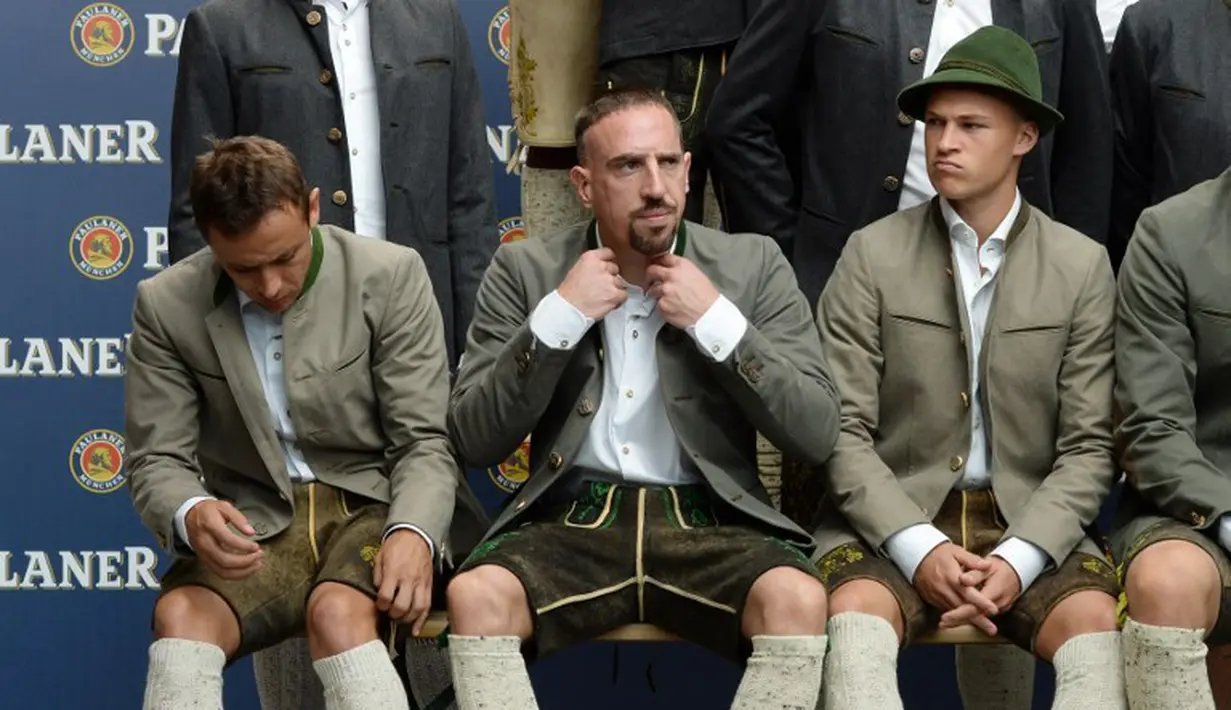 Rafinha (kiri) dan Franck Ribery bersiap sebelum sesi foto. (AFP Photo/Christof Stache)