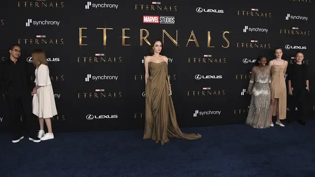 Maddox, Vivienne, Angelina Jolie, Zahara, Shiloh, dan Knox dalam pemutaran perdana Eternals (Photo by Jordan Strauss/Invision/AP)