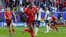 <p>Pemain Swiss, Breel Embolo melakukan selebrasi setelah mencetak gol pertama timnya ke gawang Inggris pada laga perempat final Euro 2024 di Duesseldorf Arena, Duesseldorf, Jerman, Sabtu (06/07/2024). (AP Photo/Frank Augstein)</p>