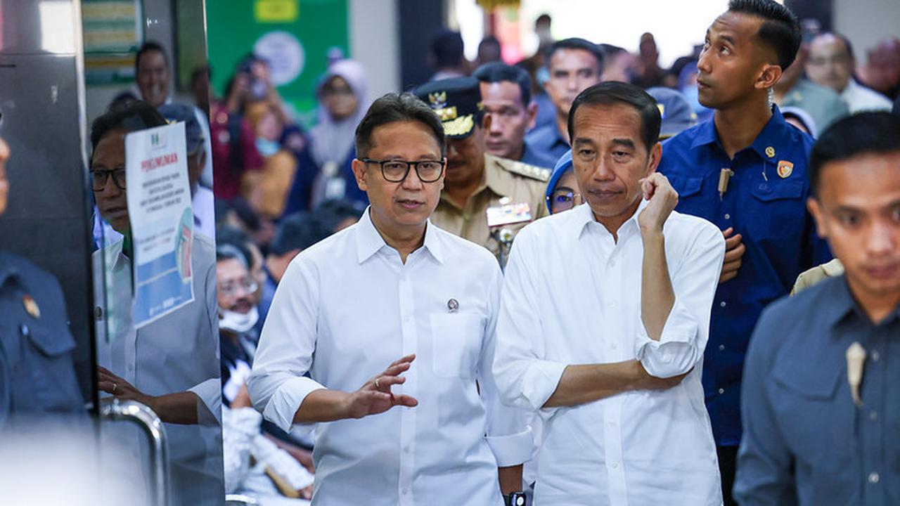 Presiden Jokowi didampingi Menkes Budi Gunadi mengecek pelayanan kesehatan pada pasien yang menggunakan KIS BPJS Kesehatan di RSUD Kota Salatiga Jawa Tengah (Dok: Kemenkes)