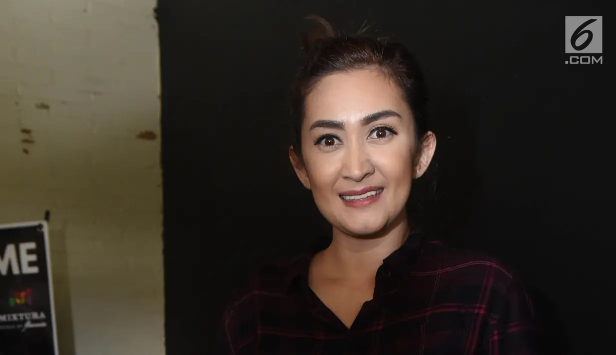 Nafa Urbach usai menggelar jumpa pers di kawasan Fatmawati, Jakarta (14/8). Nafa menegaskan, ia tidak main-main dengan kejadian yang menurutnya tidak bisa diampuni lagi, karena telah menyerang putrinya itu di media sosial. (Liputan6.com/Herman Zakharia)