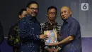 CEO Kapanlagi Youniverse (KLY) Steve Christian (kiri) memberikan buku merdeka.com kepada Menteri Koperasi dan Usaha Kecil Menengah Teten Masduki pada acara Merdeka Award 2023 di Gedung SCTV Tower, Jakarta, Rabu (30/8/2023). (merdeka.com/Imam Buhori)