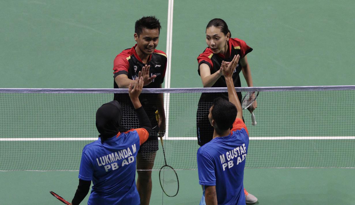 Pasangan PB Djarum, Tontowi Ahmad dan Gloria Emanuelle, pada laga Kejurnas PBSI di Britama Arena, Jakarta, Rabu (19/12). Bintang Bulutangkis Indonesia beradu aksi dengan membela klub nya masing-masing. (Bola.com/M Iqbal Ichsan)