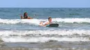 <p>Surfing termasuk aktivitas wisata air yang sangat populer di Bali. Disana banyak pantai yang memiliki ombak dan arus yang sangat bagus untuk berselancar. (Bola.com/M iqbal Ichsan)</p>