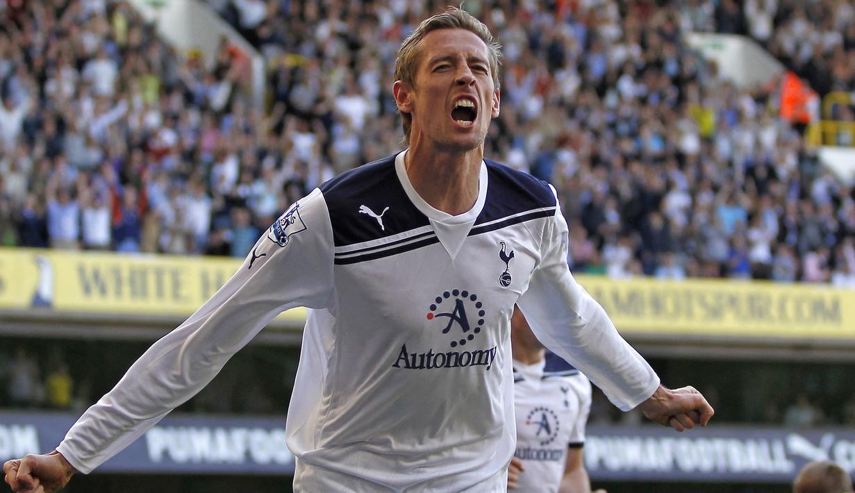 Peter Crouch. Eks striker Inggris berusia 41 tahun yang pensiun pada Juli 2019 bersama Burnley ini pernah dua kali memperkuat Tottenham Hotspur sepanjang kariernya. Di periode pertamanya ia bertahan 2 musim pada 1998/1999 dan 1999/2000 usai dipromosikan dari tim U-18 tanpa sekalipun tampil karena langsung dipinjamkan ke Dulwich Hamlet dan IFK Hasselholm. Sementara periode keduanya berlangsung selama 2 musim pada 2009/2010 dan 2010/2011 usai didatangkan dari Portsmouth. Ia total tampil dalam 93 laga di semua ajang pada periode keduanya dengan mencetak 24 gol. (AFP/Ian Kington)