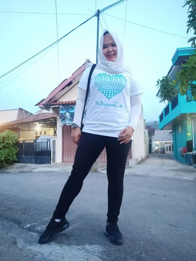 Ingat Wanita Berhijab Backing Vokal Kangen Band? Ini 6 Potret Terbarunya