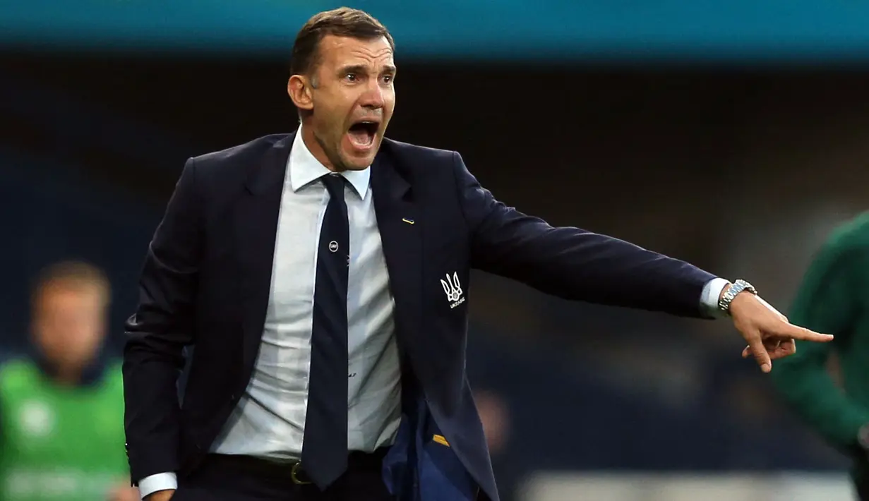 Andriy Shevchenko memang terkenal sebagai legenda AC Milan, namun ia pernah bermain di Liga Inggris ketika membela Chelsea pada tahun 2006 hingga 2009. Saat ini dirinya dipercaya menangani Timnas Ukraina dan berhasil bawa hingga babak perempatfinal Euro 2020. (Foto: AFP/Pool/Robert Perry)