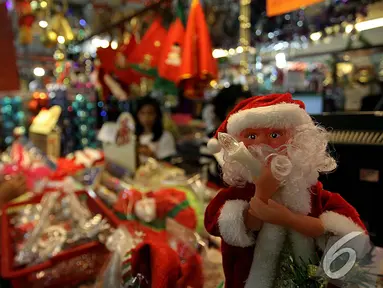 Suasana pertokoan di Pasar Mangga Dua menjelang perayaan Natal, Jakarta, Sabtu (13/12/2014). (Liputan6.com/Johan Tallo)