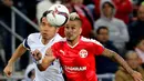 Pemain Hapoel Beer Sheva, Maor Buzaglo (kanan), berebut bola dengan pemain Inter Milan, Yuto Nagatomo, pada matchday kelima Grup K, di Turner Stadium, Beersheba, Jumat (25/11/2016) dini hari WIB. (Reuters/Ammar Awad)