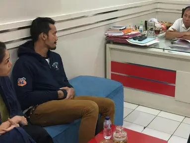 Artis Tora Sudiro dan Mieke Amalia ketika diperiksa polisi usai ditangkap dengan dugaan menggunakan 30 butir dumolid di kediamannya di kawasan Ciputat, Tangerang Selatan. (Liputan6.com/Dok Pol)