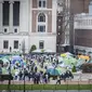 Mahasiswa pengunjuk rasa pro-Palestina mendirikan&nbsp;tenda&nbsp;di Columbia University, New York, Amerika Serikat (AS) pada Rabu (24/4/2024). (Dok. AP Photo/Stefan Jeremiah)