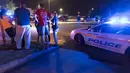 Sejumlah warga menunggu kabar di luar gedung bioskop Lafayette, Louisiana, AS, Kamis (23/7/ 2015). Pria bersenjata  melepaskan tembakan pada Kamis malam  yang  menewaskan dua orang dan melukai tujuh orang lainnya.(REUTERS/Lee Celano)