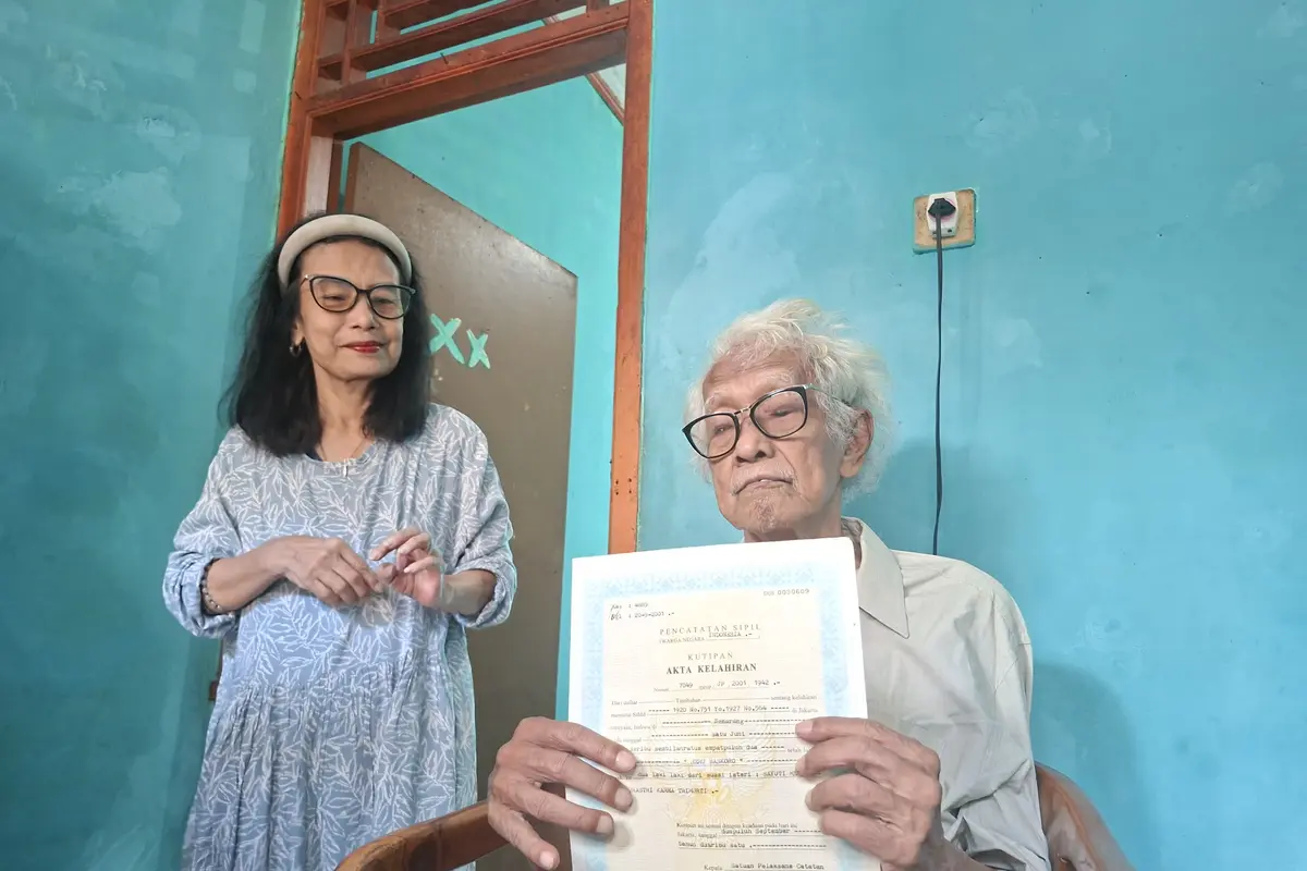 Heru Baskoro, putra Sayuti Melik, tinggal bersama istrinya, Treyzia Noviani, cucu Haji Agus Salim. Heru tampak menunjukkan bukti otentik dirinya merupakan anak dari Sayuti Melik. (Liputan6.com/Rifqy Alief)