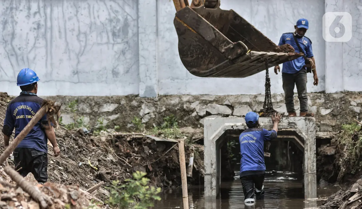 Alat berat menyelesaikan pembuatan Waduk Pilar Jati atau Wirajasa di Cipinang Melayu, Jakarta Timur, Selasa (22/9/2020). Pembuatan waduk yang ditargetkan rampung pada akhir 2020 tersebut diharapkan dapat mencegah banjir yang kerap melanda kawasan Cipinang Melayu. (merdeka.com/Iqbal Nugroho)