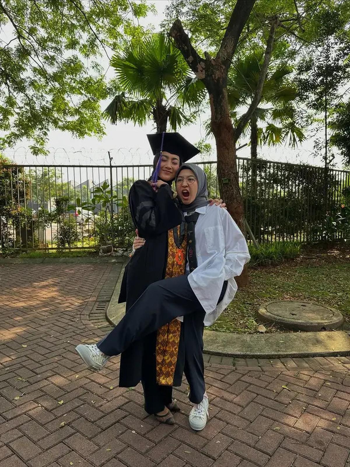 Potret Desy Ratnasari Wisuda S3, Resmi Menyandang Gelar Doktor