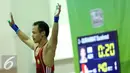 Lifter Nanggroe Aceh Darussalam, Surahmat mengangkat tangan usai melakukan angkatan clean and jerk di kelas 56kg PON XIX Jabar di Gymnasium Si Jalak Harupat, Kab Bandung, Selasa (20/9). Surahmat meraih emas. (Liputan6.com/Helmi Fithriansyah)