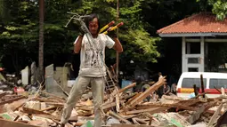 Pemulung mengais besi sisa bangunan kios pedagang Terminal Depok, Jawa Barat yang dibongkar, (8/10/2014). (Liputan6.com/Helmi Fithriansyah)