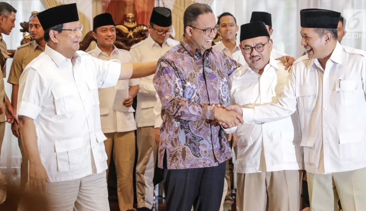 Gubernur DKI Jakarta, Anies Baswedan (kedua kanan) bersalaman dengan Wakil Ketua Umum Gerindra, Ferry Juliantono (kanan) usai pengumuman calon Gubernur Jawa Tengah di Rumah Kertanegara, Jakarta, Rabu (13/12). (Liputan6.com/Faizal Fanani)