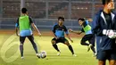 Ilham Udin Armayin (tengah) terlihat berlatih seirus di Stadion GBK Jakarta jelang kualifikasi AFC Grup G (Liputan6.com/ Helmi Fithriansyah)