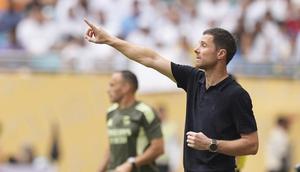 Pelatih Real Madrid, Xabi Alonso, memberikan instruksi kepada pemainnya dalam laga babak 16 besar Piala Dunia Antarklub melawan Juventus di Miami Gardens, Florida,&nbsp;Rabu&nbsp;(2/7/2025). (AP Photo/Rebecca Blackwell)