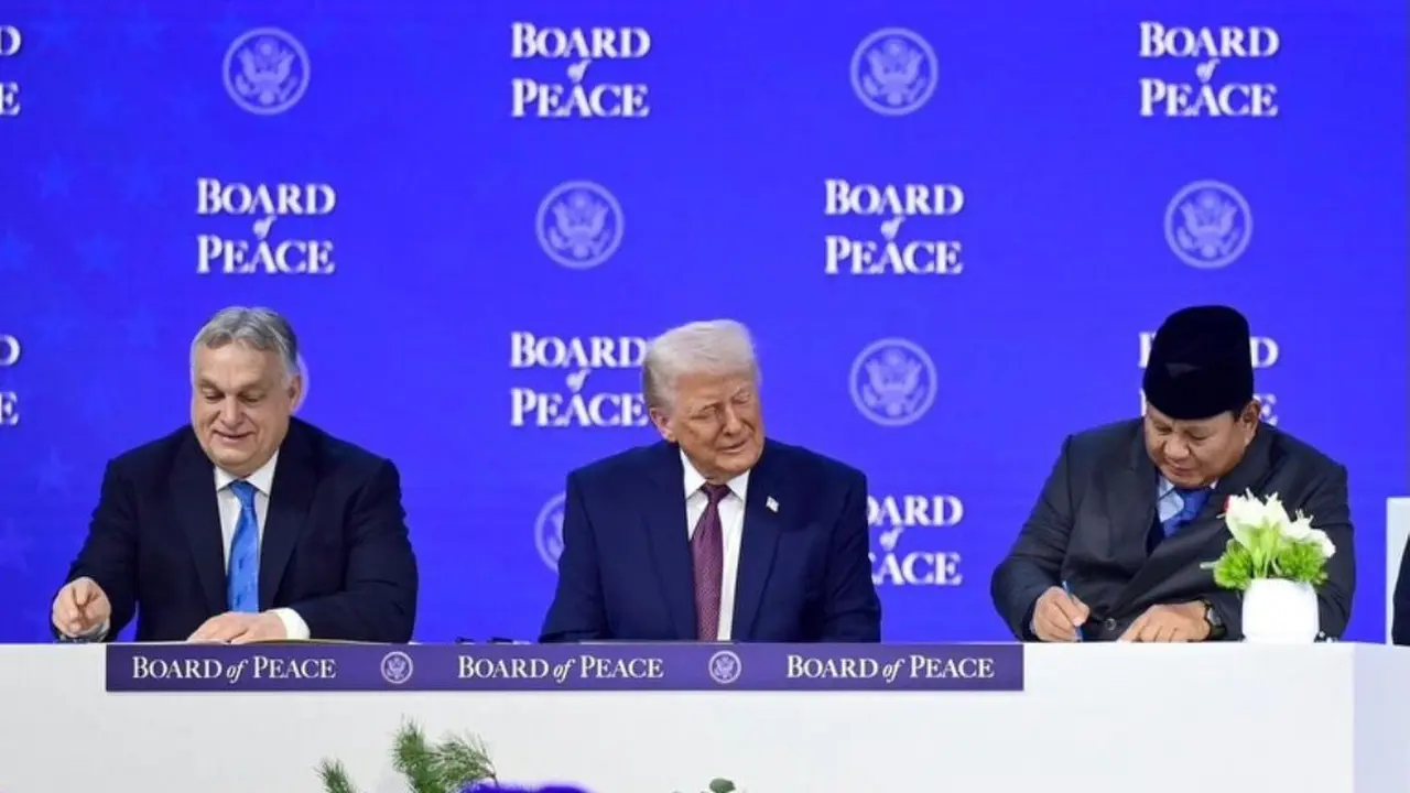Presiden RI Prabowo Subianto menandatangani Piagam Dewan Perdamaian Gaza di sela World Economic Forum 2026 di Davos, Swiss, Kamis (22/1/2026)