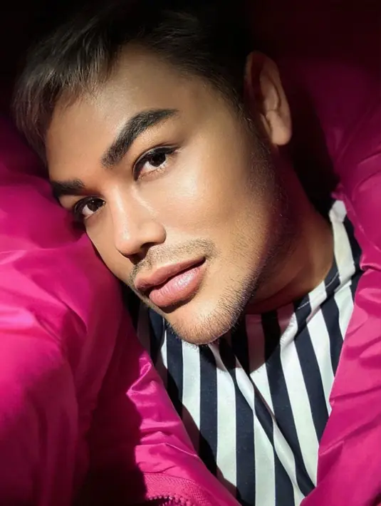 <p>Tak hanya badan, Ivan Gunawan juga terlihat makin tirus. Selain itu dagunya juga tampak lancip. [Foto: Instagram/ivan_gunawan]</p>