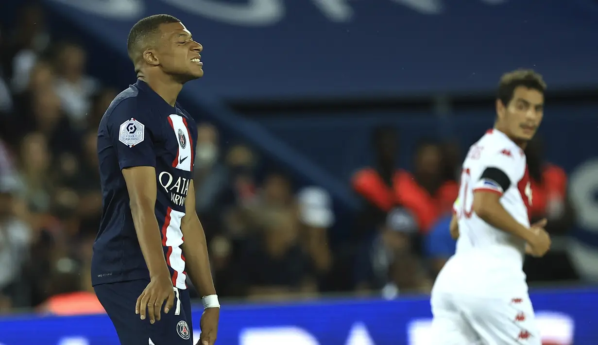 Menjelang babak pertama usai, Kylian Mbappe memperoleh peluang emas untuk menyamakan kedudukan. Sayang, sepakannya usai menerima bola rebound dari hasil tendangan Lionel Messi yang menerpa tiang gawang juga gagal dimanfaatkannya menjadi gol usai sepakannya ke gawang yang sudah kosong juga lagi-lagi membentur tiang gawang. (AP/Aurelien Morissard)