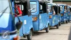 Antrian bajaj BBG saat hendak mengisi bahan bakar di mobile refueling unit (MRU) di kawasan Waduk Pluit, Jakarta, Selasa (16/2/2016). PT Perusahaan Gas Negara (PGN) berencana membangun 60 unit SPBG hingga 2019. (Liputan6.com/Yoppy Renato)